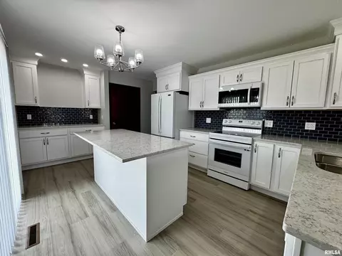 301 Evergreen Dr, Macomb, IL 61455 photo 9