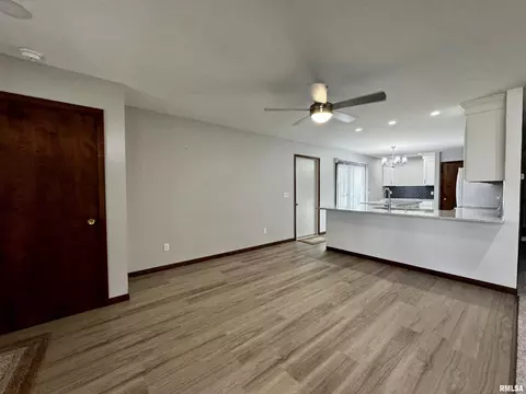 301 Evergreen Dr, Macomb, IL 61455 photo 6