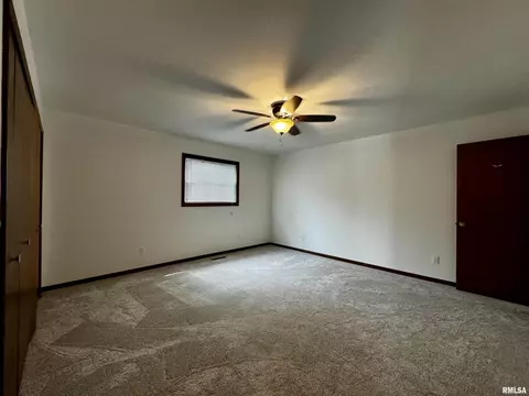 301 Evergreen Dr, Macomb, IL 61455 photo 14