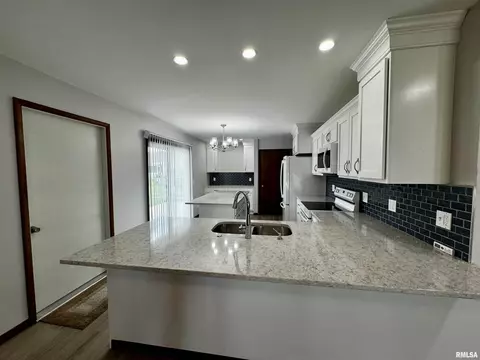 301 Evergreen Dr, Macomb, IL 61455 photo 7
