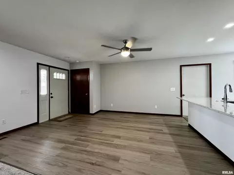301 Evergreen Dr, Macomb, IL 61455 photo 5