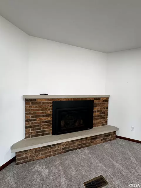 301 Evergreen Dr, Macomb, IL 61455 photo 4
