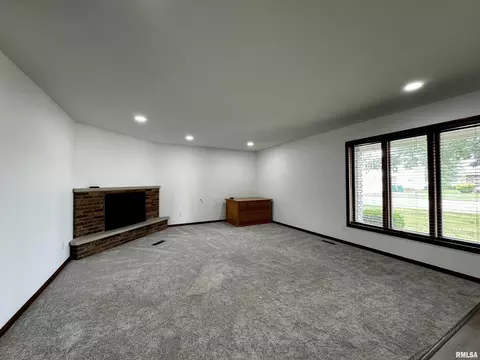 301 Evergreen Dr, Macomb, IL 61455 photo 3