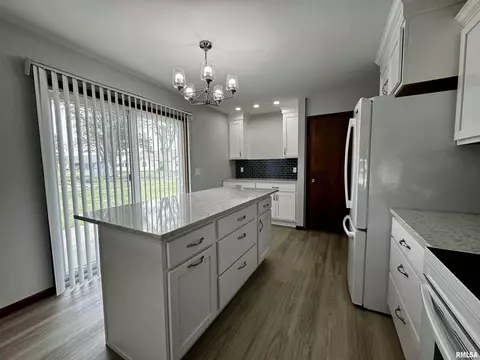 301 Evergreen Dr, Macomb, IL 61455 photo 12