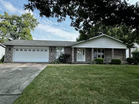 301 Evergreen Dr, Macomb, IL 61455