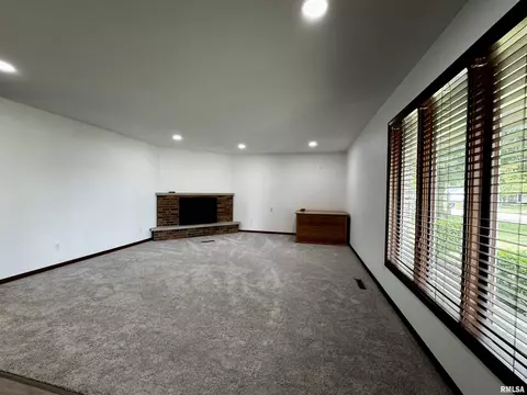301 Evergreen Dr, Macomb, IL 61455 photo 2