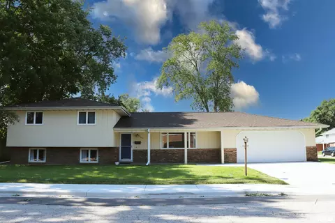 960 E Crestwood St, Morton, IL 61550