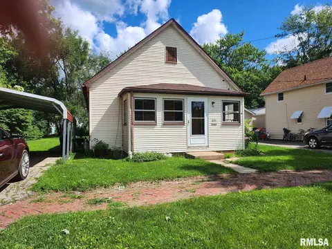 823 E Pine St, Canton, IL 61520