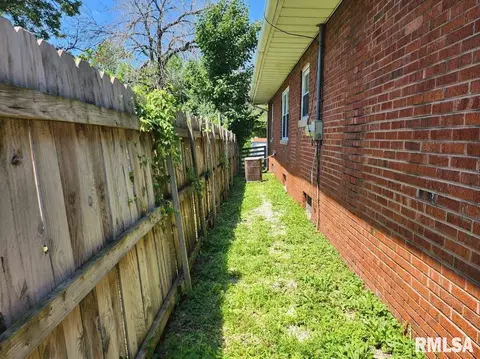 24 E Hickory St, Canton, IL 61520 photo 5