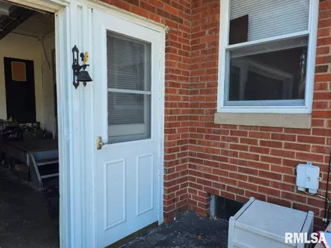 24 E Hickory St, Canton, IL 61520 photo 4