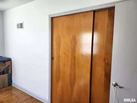 24 E Hickory St, Canton, IL 61520 photo 9