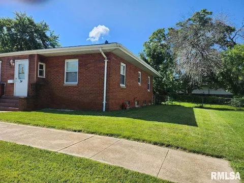 24 E Hickory St, Canton, IL 61520 photo 2
