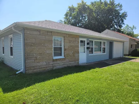 325 Iris Ct, Canton, IL 61520 photo 2