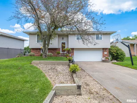 131 Kickapoo Dr, East Peoria, IL 61611