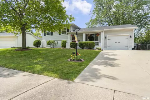 2714 W Huntington Dr, Peoria, IL 61614