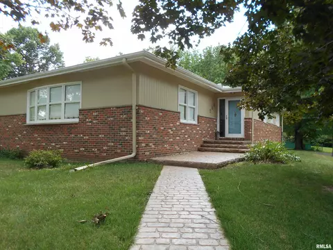 205 Seckman Dr, Colchester, IL 62326