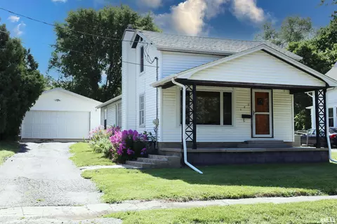 177 S Cone St, Farmington, IL 61531