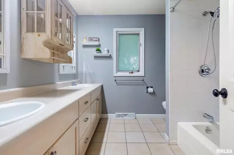 Bath - 50 Waldheim Rd, Morton, IL 61550 photo 1 of 4