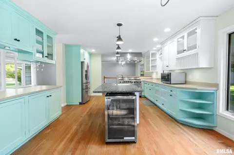 Kitchen - 50 Waldheim Rd, Morton, IL 61550 photo 2 of 4