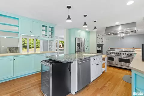 Kitchen - 50 Waldheim Rd, Morton, IL 61550 photo 3 of 4
