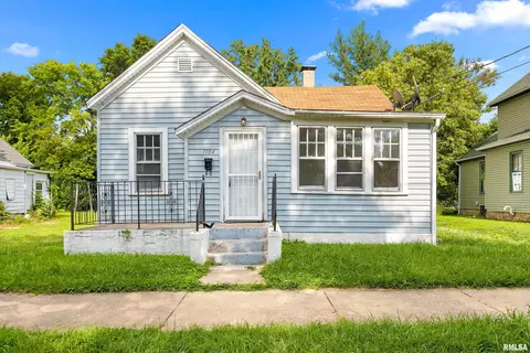 1104 N Garfield Ave, Peoria, IL 61606