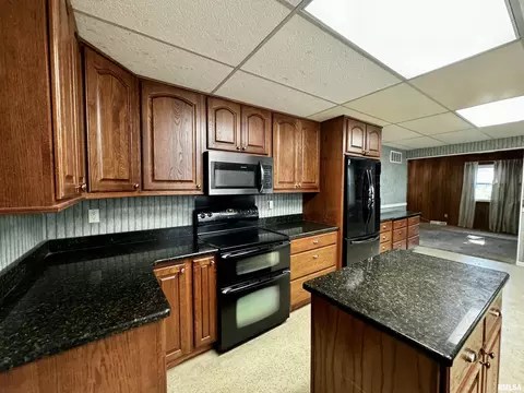 406 Meadow Dr, Macomb, IL 61455 photo 8