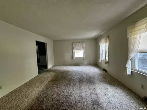 406 Meadow Dr, Macomb, IL 61455 photo 2