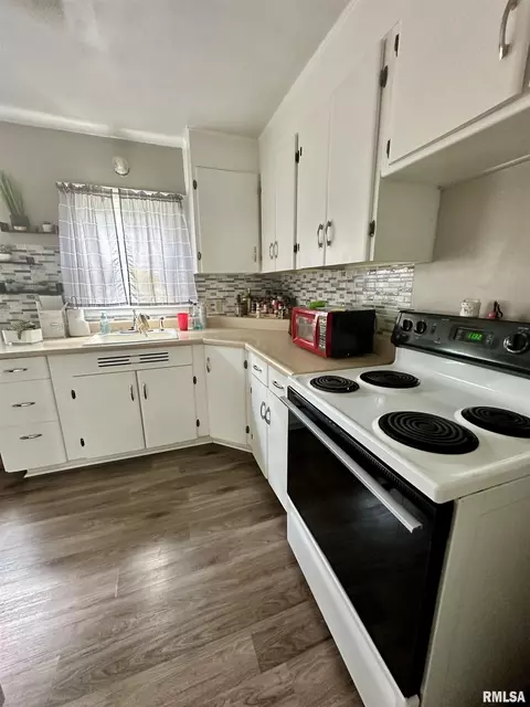 Kitchen - 519 Sunset Dr, Eureka, IL 61530 photo 1 of 2