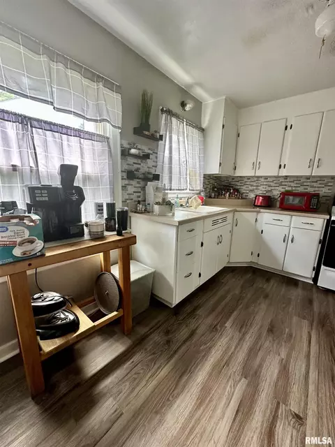 Kitchen - 519 Sunset Dr, Eureka, IL 61530 photo 2 of 2