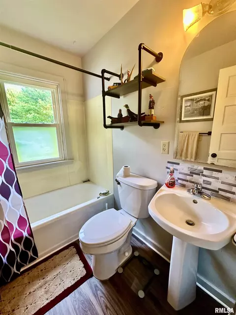 Bath - 519 Sunset Dr, Eureka, IL 61530 photo 1 of 1