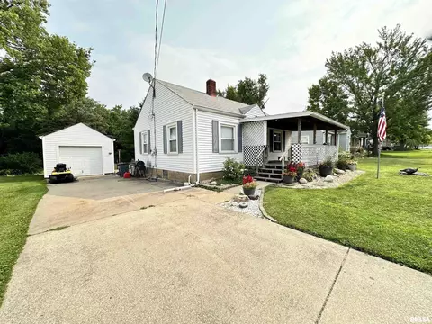 519 Sunset Dr, Eureka, IL 61530