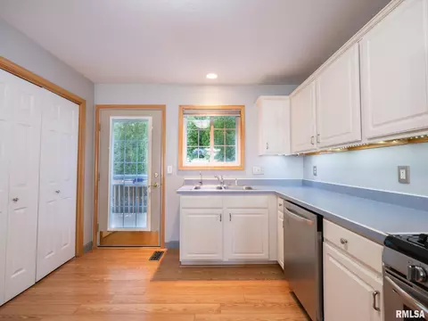 Kitchen - 2108 W Jubilee Ln, Dunlap, IL 61525 photo 4 of 7