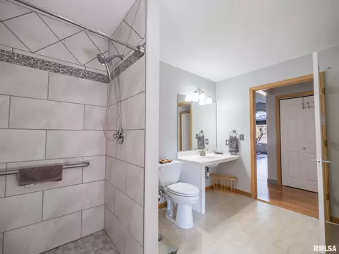 Bath - 2108 W Jubilee Ln, Dunlap, IL 61525 photo 2 of 3