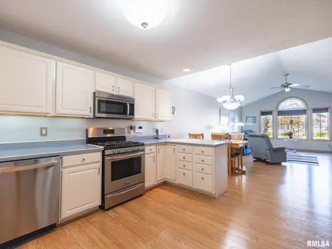 Kitchen - 2108 W Jubilee Ln, Dunlap, IL 61525 photo 6 of 7