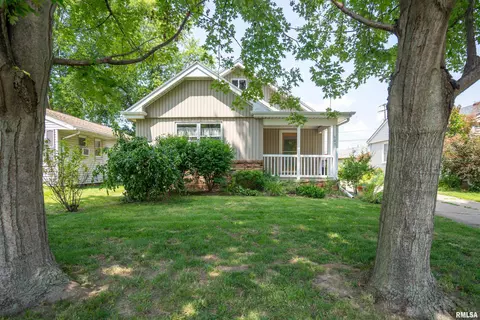 607 W Shore Dr, Pekin, IL 61554