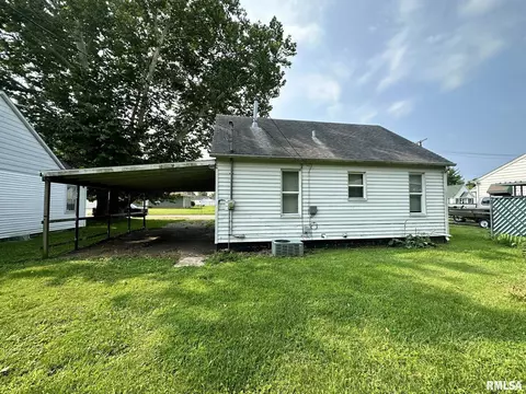 1025 E Locust St, Canton, IL 61520 photo 4