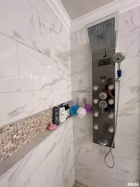 Bath - 5820 W Brookmere St, Edwards, IL 61528 photo 5 of 9