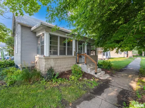 1301 Spring St, Pekin, IL 61554