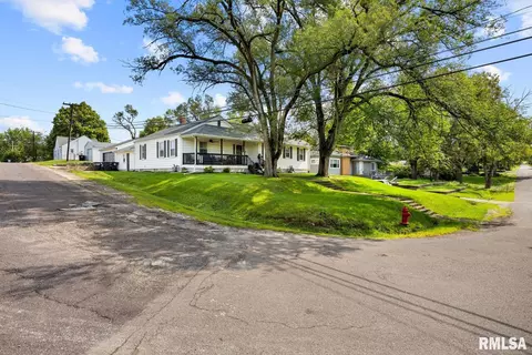 301 Roosevelt St, Creve Coeur, IL 61610