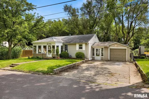 103 Donna Ct, Pekin, IL 61554