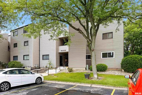 7221 N Lakeside Ct, Peoria, IL 61614