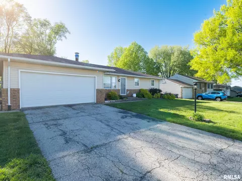 37 Rainbow Dr, Pekin, IL 61554