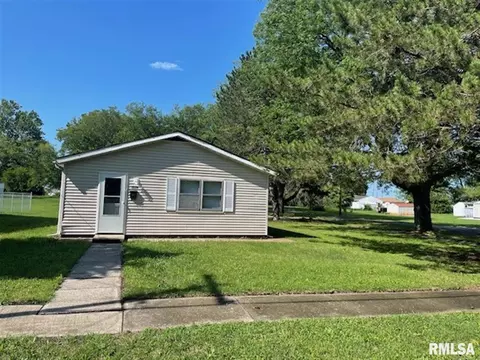1528 E Pierce St, Macomb, IL 61455