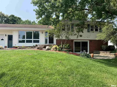 706 Lake Rd, Eureka, IL 61530