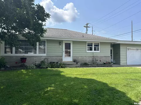 8 Dirksen Ct, Pekin, IL 61554