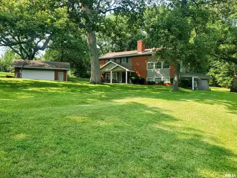 1805 Oakwood Dr, Pekin, IL 61554