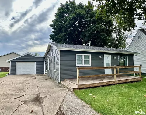 204 Hawthorne Cir, Creve Coeur, IL 61610