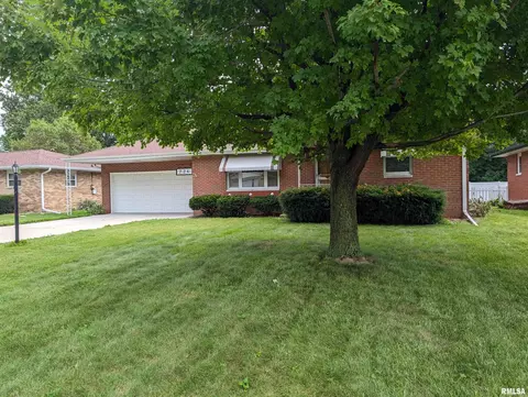 726 S Kickapoo Ln, Peoria, IL 61604 photo 2