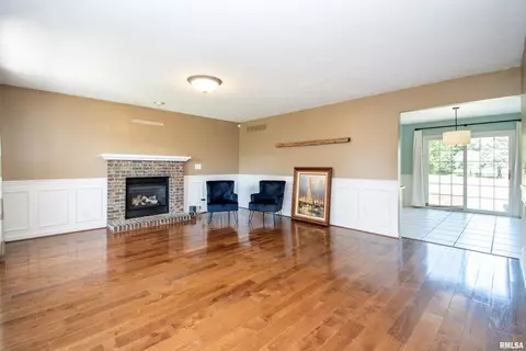 404 Bittersweet Ave, Germantown Hills, IL 61548 photo 2