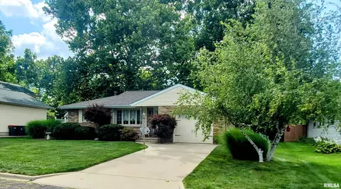 25 Rainbow Dr, Pekin, IL 61554